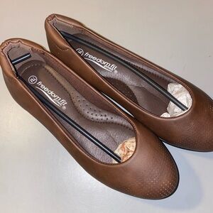 New size 7 woman’s brown ballet flats